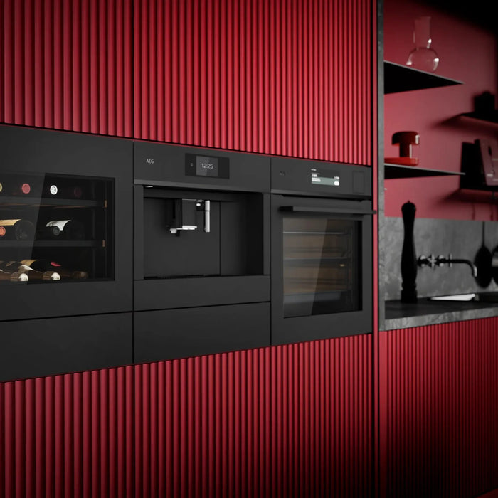 AEG CW6000T inbouw wijnkoelkast, naast een AEG-oven en koffiemachine
