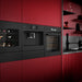 AEG CW6000T inbouw wijnkoelkast, naast een AEG-oven en koffiemachine