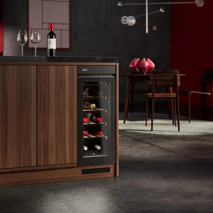 AEG NSW8S823GT onderbouw wijnkoelkast, in een keukeneiland