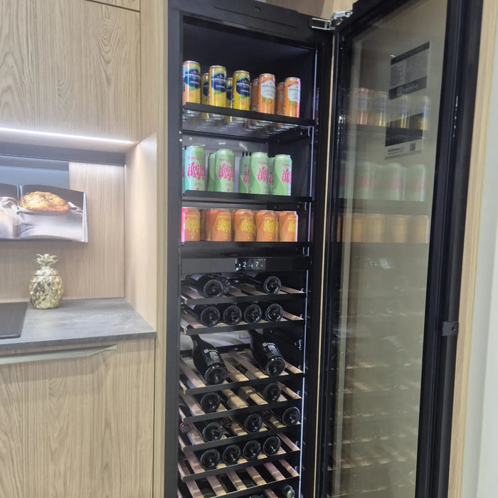 Cella KitchenLine WBV99PANEL-TO inbouw wijn- en drankkoelkast, in een keuken