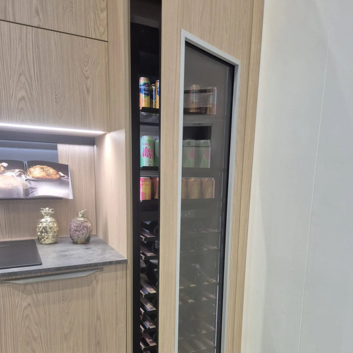 Cella KitchenLine WBV99PANEL-TO inbouw wijn- en drankkoelkast, in een keuken