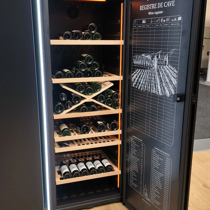 Climadiff RESERVE300C vrijstaande wijnkoelkast, op de beurs met open deur en flessen