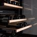 Dunavox Flow-39 DAUF-39.121DB onderbouw wijnkoelkast, detail uitschuifbare houten leggers