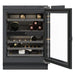 Gaggenau 200 serie RW204070 onderbouw wijnkoelkast, vooraanzicht met open deur en flessen