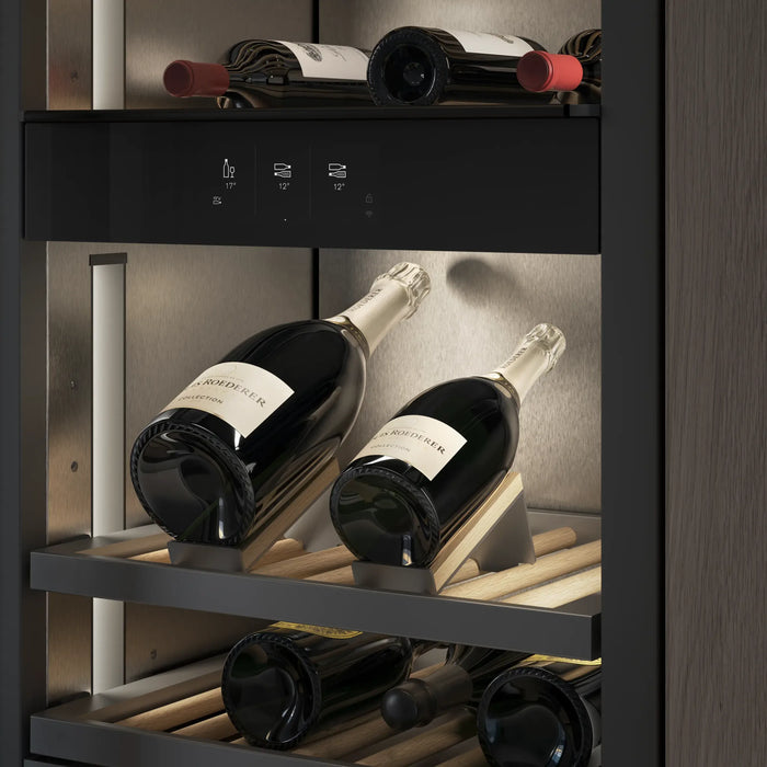 Gaggenau Vario Expressive inbouw wijnkoelkast, detailfoto bediening en champagneflessen