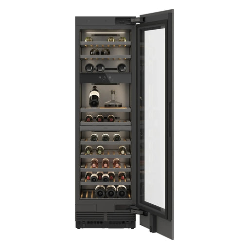 Gaggenau Vario Expressive RVW467170 inbouw wijnkoelkast, vooraanzicht met open deur en flessen