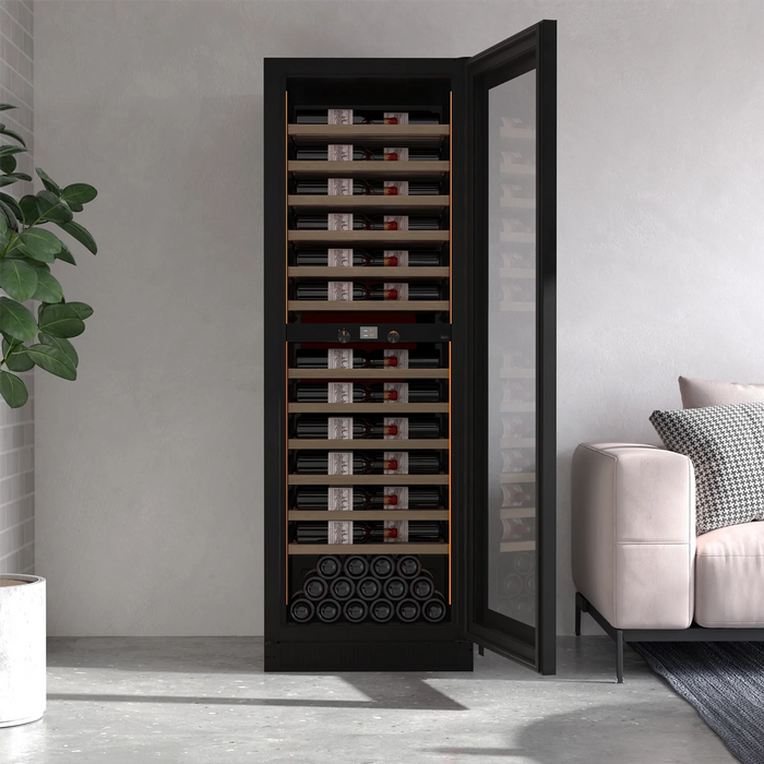 Pevino Majestic PM166D-HHB-1 vrijstaande wijnkoelkast, in een interieur met open deur