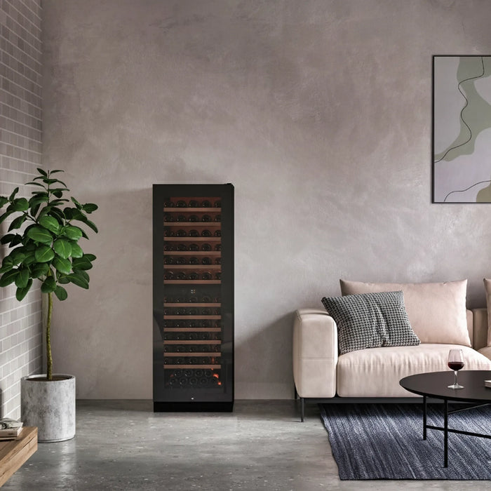Pevino Majestic PM166D-HHB-1 vrijstaande wijnkoelkast, in een woonkamer