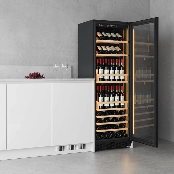 Pevino Noble PN328MB-HHB-Hor vrijstaande wijnkoelkast, in een keuken met open deur