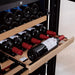 Swisscave Classic WL120F-BLACK vrijstaande wijnkoelkast, uittrekbare legger met flessen