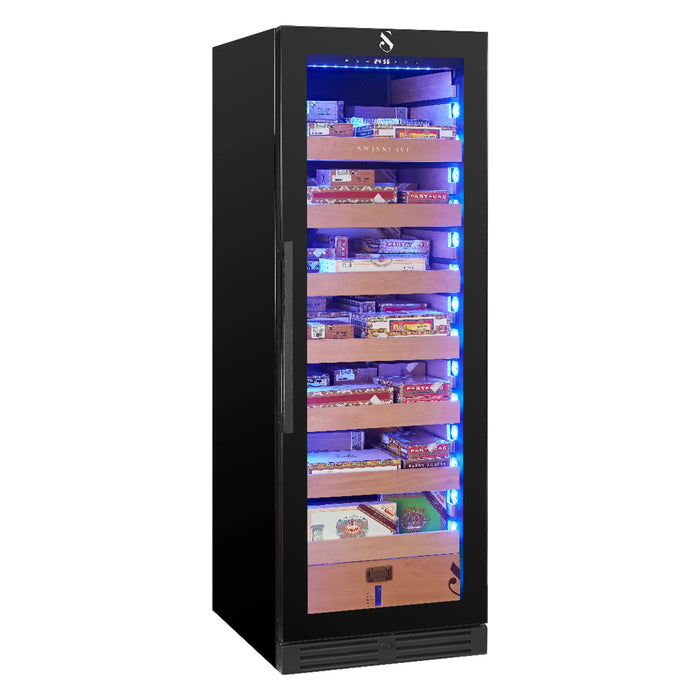 Swisscave CLB-460 vrijstaande humidor, schuin aanzicht met blauwe verlichting