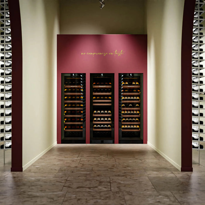 Swisscave Luxury WLB-460DFLD-MIX vrijstaande wijnkoelkast, sfeerfoto in een wijnwinkel