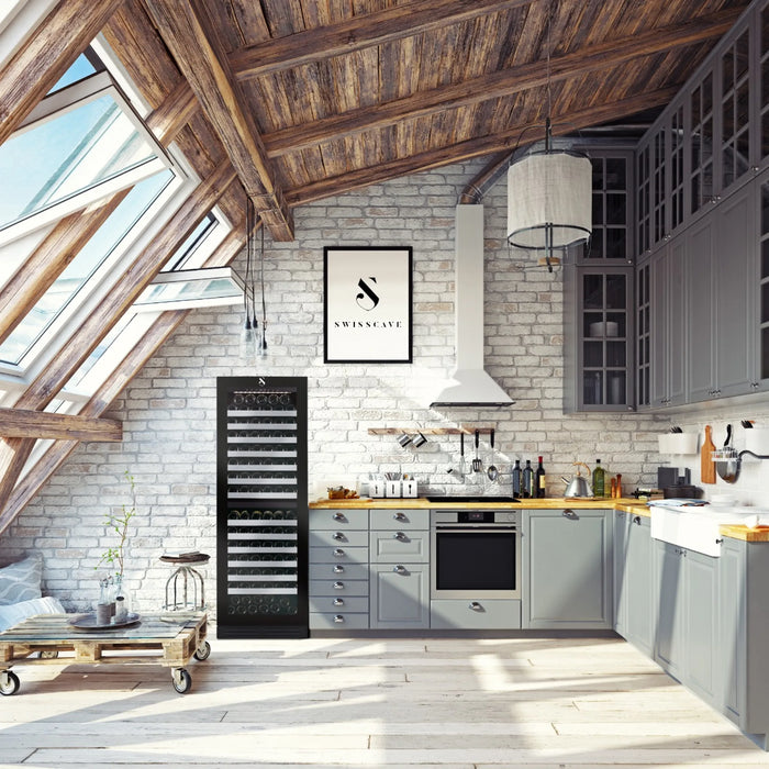 Swisscave Premium WLB-460DF-MIX vrijstaande wijnkoelkast, sfeerfoto in een landelijke keuken